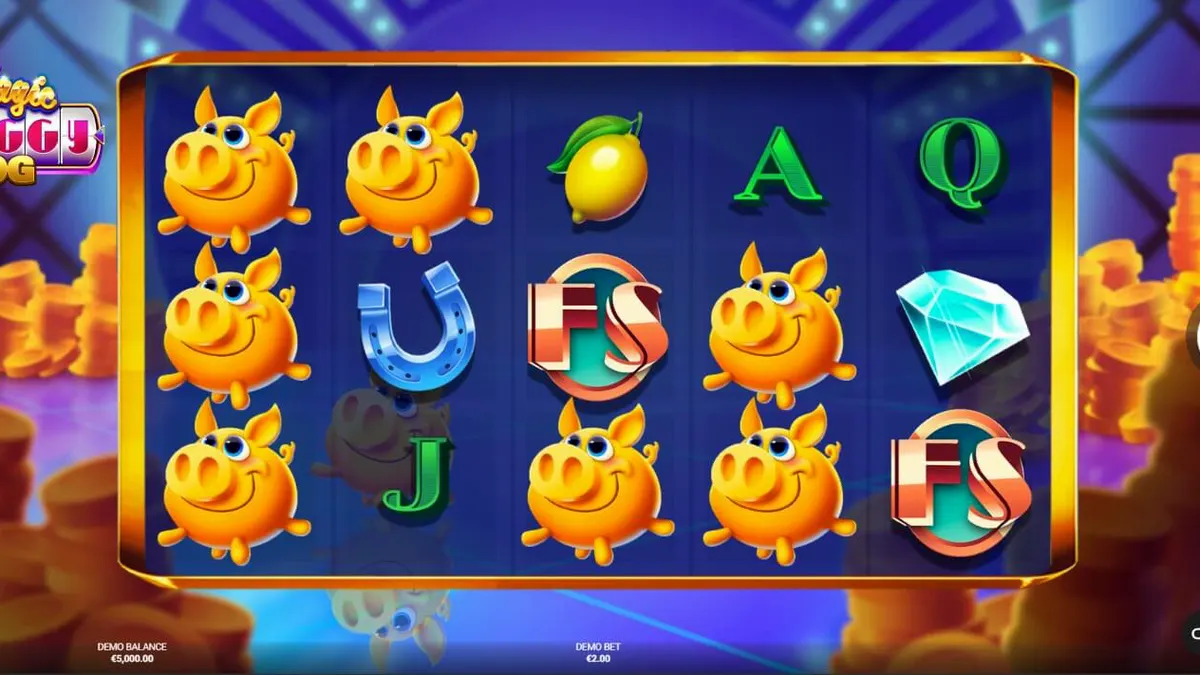 Interface do jogo de slot Magic Piggy OG com tema de estúdio de TV e porquinhos dourados.